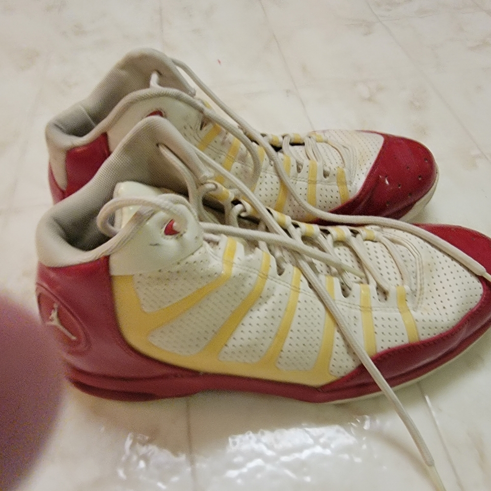 Jordan Play in These White Varsity Red